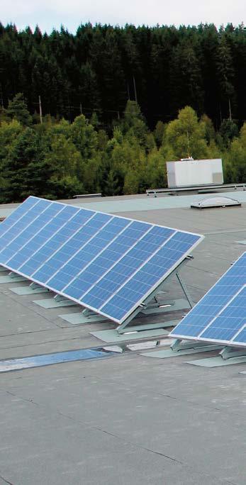 Nästa panel monteras vid sidan om 1:a panelen till samma fäste vilket ger ett sammankopplat system med få infästningspunkter.