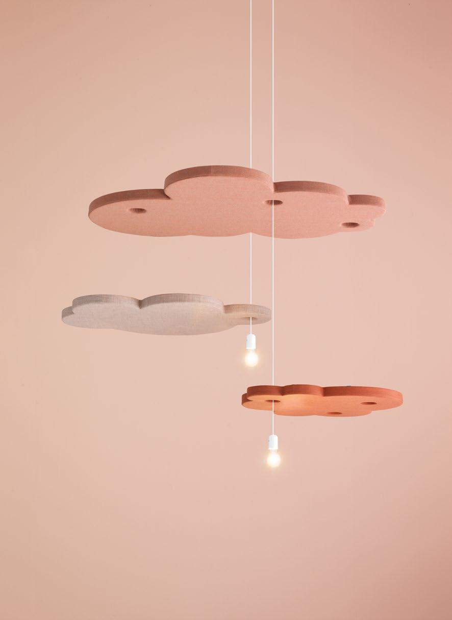 Cloudz & Dezign takabsorbent Cloudz är takabsorbenter utformade för att hänga i lager ovanför varandra och har därför hål där wire kan dras igenom för att fästa i underliggande absorbent.
