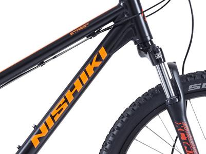 STREET POJK 21V SKIVBROMS 13,5 # 916177813 Lätt och häftig som en juniorcykel skall vara. En framdämpad 21-växlad cykel som tar kidsens cykling till nya nivåer.