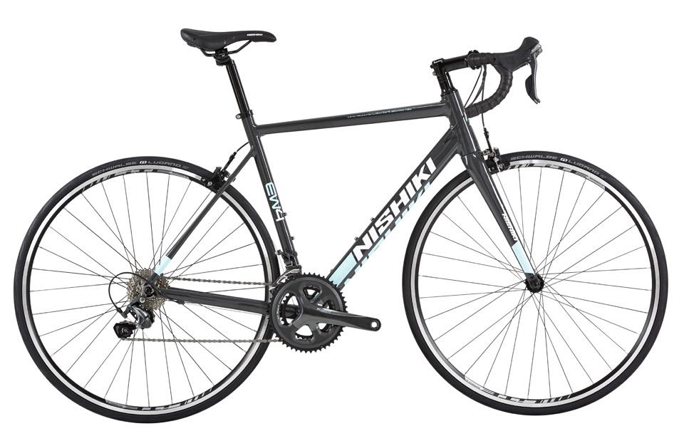Vi har valt Shimano Tiagra med 20 växlar som är oerhört prisvärt. Försedd med våra egna tåliga LiTE-hjul med asymmetrisk fälg och 32 ekrar. Byggd i Göteborg.