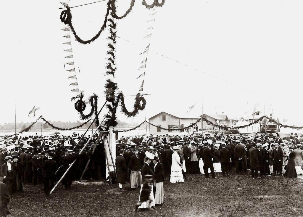 Midsommarstång i hamnen på Uppländska Ungdomsmötet 1909.