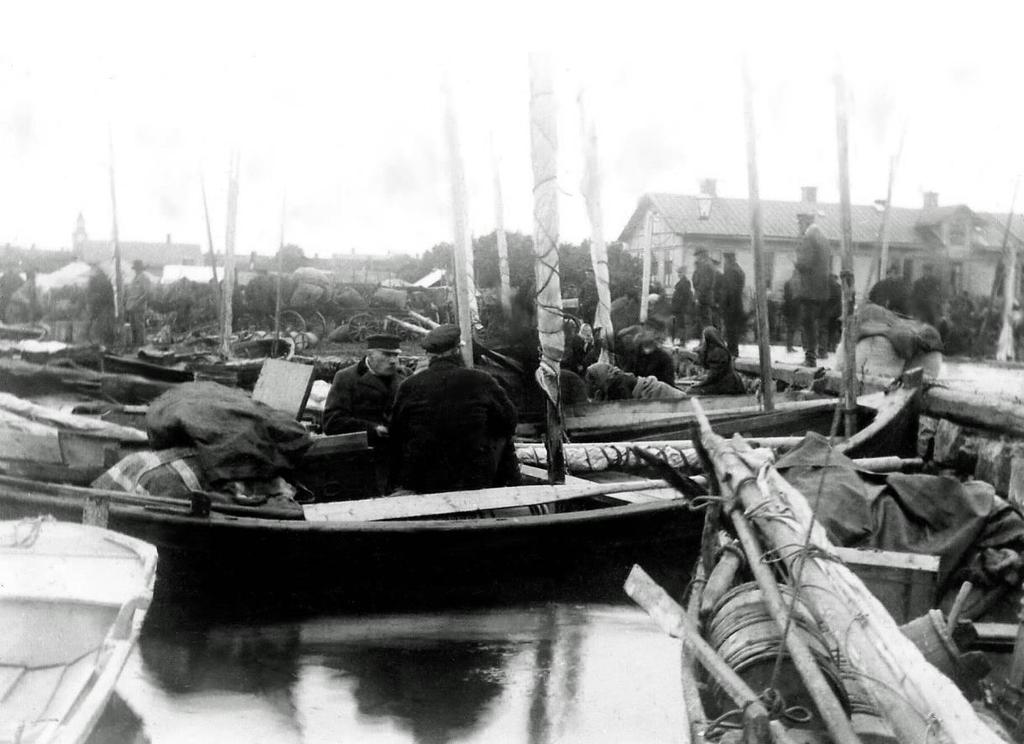 Signe Jacobsson dokumenterade livet i hamnen då det var höstmarknad ca 1895. Skärgårdens befolkning kom till staden för att handla, träffa bekanta och inte minst för att sälja inlagd strömming.