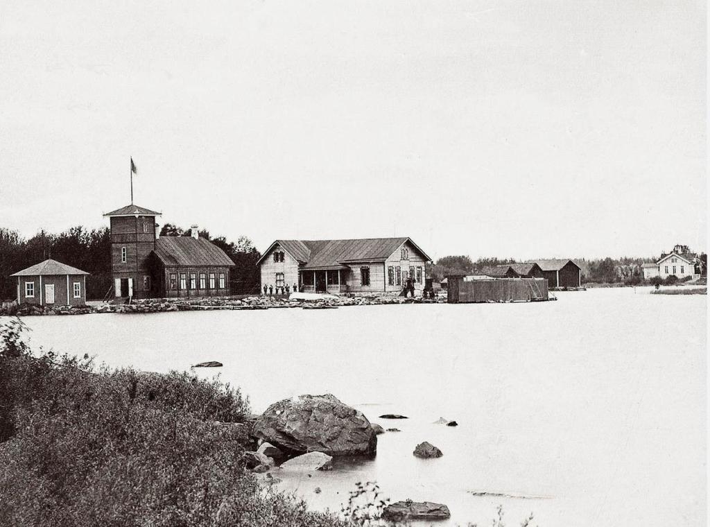 1882 anlades Östhammars Havsbadanstalt. Först byggdes ett rymligt varmbadhus, som även inrymde sällskapsrum och matsal (byggnaden med torn).