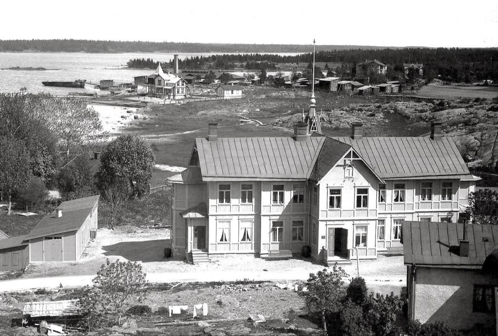 Vesterbergska Villan uppfördes 1899 av en av en patron Vesterberg, som flyttade från staden 1910.