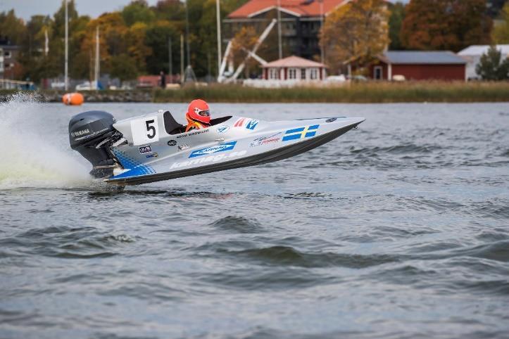 INTERNATIONELLT Som vanligt har vår förare varit aktiva internationellt. I Formel 1 märks Erik Stark som inför de två avslutande tävlingarna ligger tvåa i VM-serien.