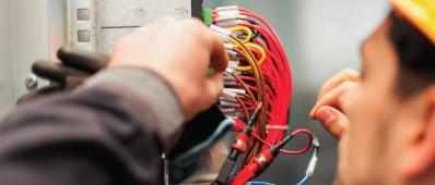 Elfaran Olycksfallsscenarion Bakgrund ESA Ansvar Organisation Elsäkerhetsutbildningar Elsäkerhetsanvisningarna, ESA Grund 14 och ESA Arbete 14 omfattar alla huvudsakliga typer av elektriska