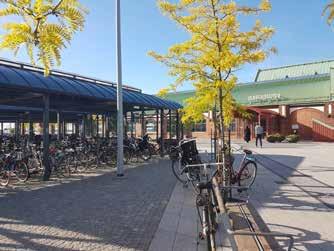 Utformningen måste utgå från gåendes och cyklisters perspektiv och hastighet, vilket innebär detaljrikedom och småskalighet med många möjligheter till möten mellan människor.