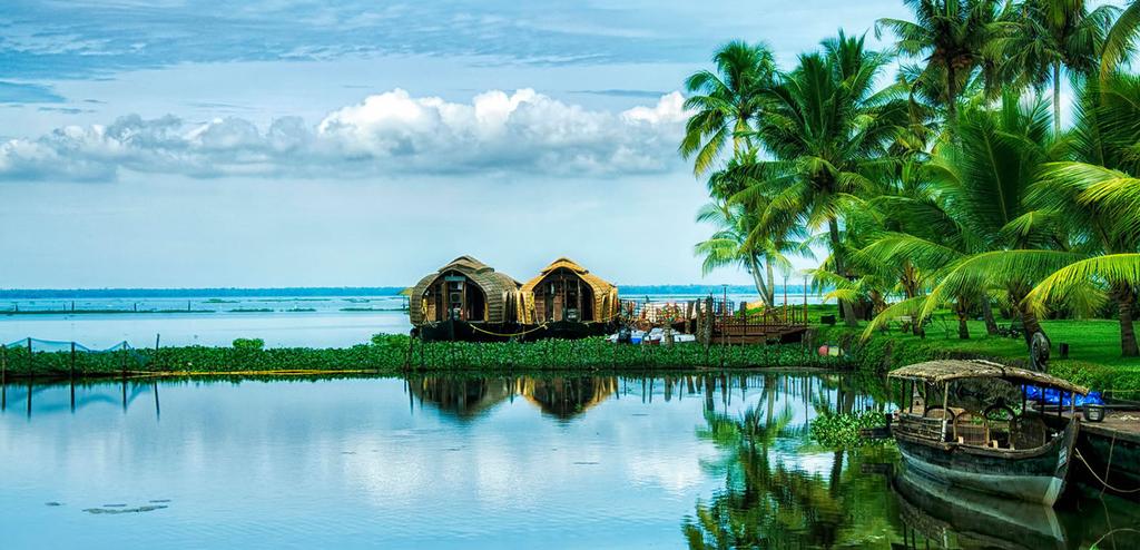 Bild ovan; Kerala med backwater-kanaler och kustlinjen mot arabiska havet Backwaters; Tidigare fraktades laster med elfenben, kryddor, kokosnötter, textilier, guld och gummi på det långa