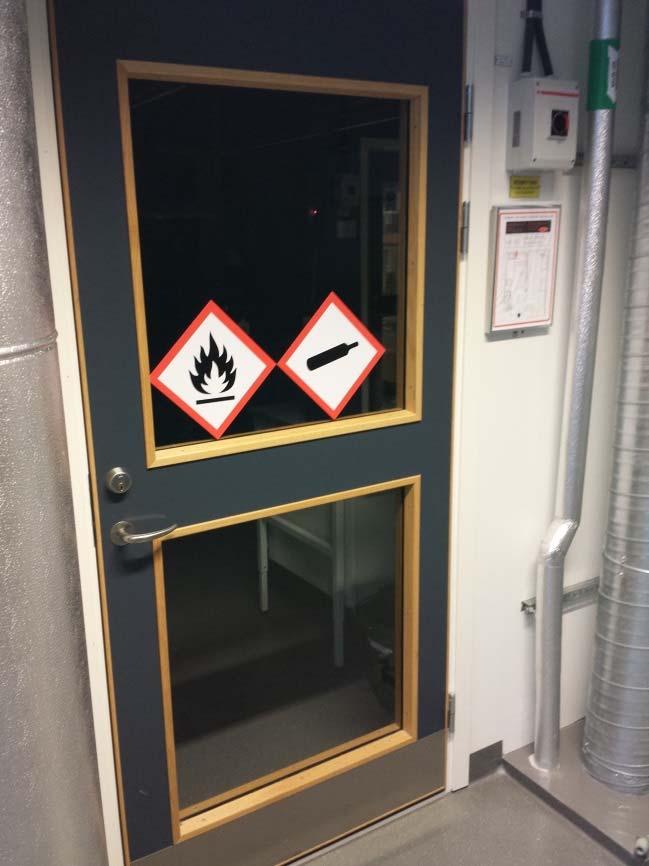 Observera: Brandfarlig gas får inte förvaras på labb mer än temporärt, dvs aktuell dag och inte kvällar och helger.