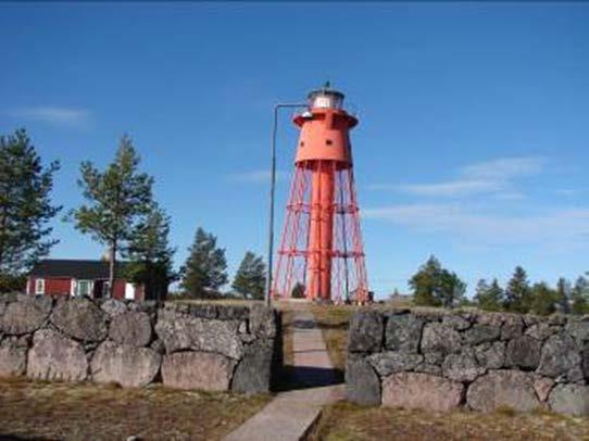 På ön finns en fyrplats med fyrvaktarboställen och två fyrar, lämningar efter ett medeltida fiskeläge, labyrinter, ett välbevarat kapell från 1700-talet, en lotsstuga och ett sentida fiskeläge.