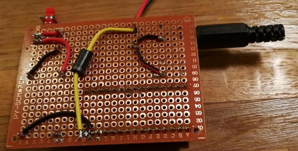 Sträcket på dioden mot arduinon. Nästa diod behöver ingen krympslang men det är valfritt att montera dit en liten snutt.