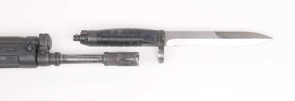 Bajonetten monteras på vapnet genom att parerstången förs över flamdämparen och bajonettens bakre del trycks in i bajonettfästet