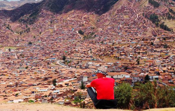 Här finner du kyrkor, museer, restauranger, butiker och inte minst det dagliga livet på torget med människor klädda i typiska Andiska kläder.