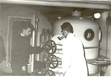 Fotodokumentation från Lundakammaren 1959 På bilden stänger/öppnar Arne Frank och en ung Claes Lundgren den vid institutionen tillverkade kammaren med yttre lucka.