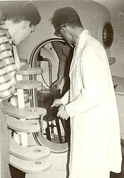 och Hans Örnhagen fortsatte verksamheten vid laboratoriet. Till vänster ser vi Bengt Parmak som justerar en dykapparat inför tester i kammaren.