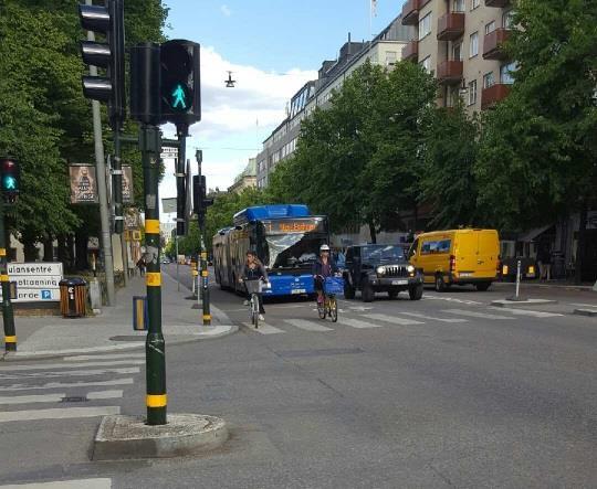 Tidigare har det beskrivits vilka generella typer av interaktioner som uppstår vid hållplatsen. Nedan följer subjektiva observationer för dessa generella interaktioner.