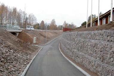 Sida 18 av 28 Exempel på hur man kan utforma en sprängd eller schaktad slänt (Viacon) Förslag till gestaltning av pannbyggnad Pannbyggnaden är ca 25 m bred, 100 m lång och 50 m hög.