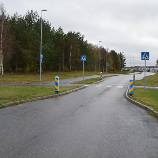 friluftsperspektiv. Tydligt utformade platser i vägens båda ändar, på planen markerade som knutpunkter, signalerar att man nu kör in i ett friluftsområde där bilen är underordnad.