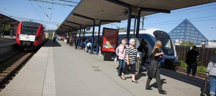 SL och UL på Upplands Väsby station där byte kan ske för resande till Arlanda Central.