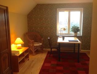 Uthyres: Ett möblerat, fräscht rum på 16 m2 på andra våningen i villa i det fridfulla och lummiga Nilstorp i södra Lund.
