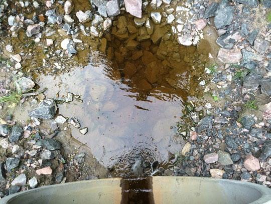 Exempel på anläggningar som kan bli vandringshinder för fisk är när: trumma eller rörbro med mindre bredd än vattendraget ger högre vattenhastighet det saknas naturligt bottenmaterial på långa