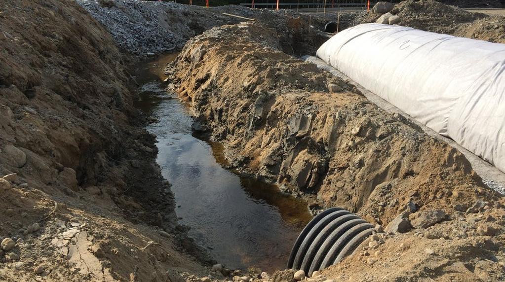 Grumling i byggskedet kan förebyggas, exempelvis med sedimentationsfällor, siltgardiner eller höbalar i mindre vattendrag. Välj lämplig tid på året för åtgärderna t.ex. vid låga flöden och undvik tid för fiskens lek.