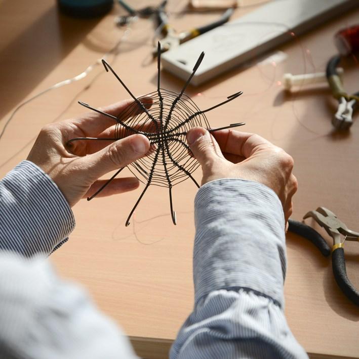 Med hjälp av sprayburkar, målarfärg, pennor, stenciler, lim, snöre och andra material bygger vi små och stora skulpturer.