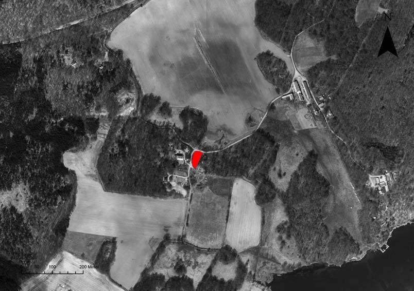Bakgrund Inför en planerad nybyggnation av ett enbostadshus inom fastigheten Verstorp 2:20, uppdrog länsstyrelsen åt Blekinge museum att utreda den antikvariska situationen inom planområdet.