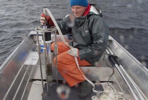 Eftersom flera prioriterade förorenade områden ligger vid ytvatten eller på grundvattenförekomster sker ett naturligt samarbete om föroreningspåverkan på dessa områden.