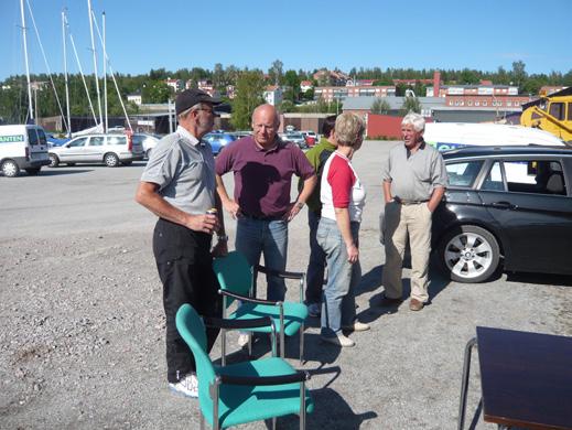 00 båda dagarna. Sista start senast kl. 15.30. Vid minst 4 seglingar genomförda, får en segling räknas bort. Seglingarna seglas på Öviksfjärden med start utanför Stadskajen kl. 12.00. Banan seglas startkryss-läns-kryss-läns-mål.