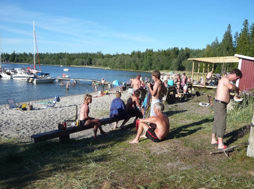 regler 2009 22 Övrig information Malmön Sandviken 23 Aktivitetskalender 24 Om Malmön Sandviken Sandviken på Malmön kan erbjuda en naturhamn väl skyddad med en långgrund sandstrand, strövstigar i