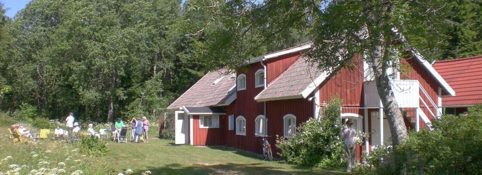 Om kursen Kursen ges på Kosmosgården som ligger i en vacker och rofylld miljö på berget Billingen i Västergötland.