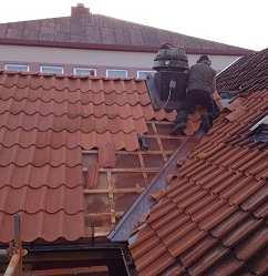 Faltaket täcktes med oljehärdad masonite innan taket läktades.