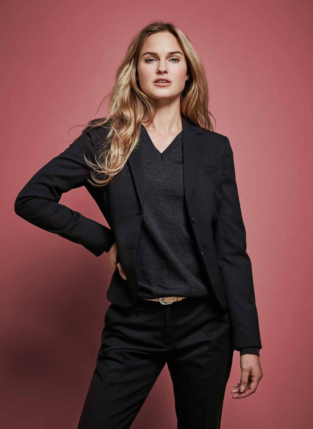 Material: 60% Ull, 38% Polyester, 2% ycra stretch Färg: vart, 12 Grå, 30 Marin torlek: 32-52 Kavajlängd: 58cm *Pris: 1998:-