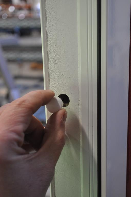 Karm med slutbleck ska i ovankant justeras så att det blir 3 4 mm spalt mellan karm och dörrblad.