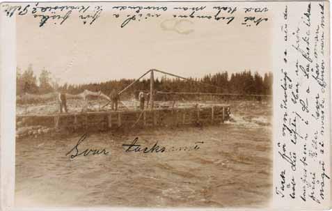 Laxfiske Åke Persson Det privattagna vykortet visar och dokumenterar de anordningar som användes i Hälsingeorten Söderala för nätfiske av lax vid sekelskiftet 18-1900- talet.