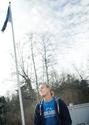 TIDNINGEN ÅRSTA/ENSKEDE 1 april 7 april 2017 13 ALLTID. Det här har alltid varit och kommer alltid vara Djurgårdsland, säger Jocke som låter DIF-flaggan vaja i sitt Bajenvänliga grannskap.