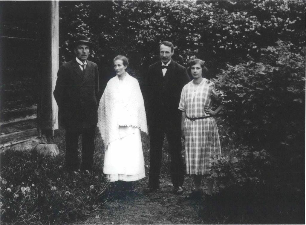 De sista pappersmakarna i Ösjöfors. Utanför mangårdsbyggnaden står fr v Albin Bergholm, systern Ester, brodern Ernst Bergholm och en okänd kvinna. Foto: Torsten Althin,1926/Tekniska museets bildarkiv.