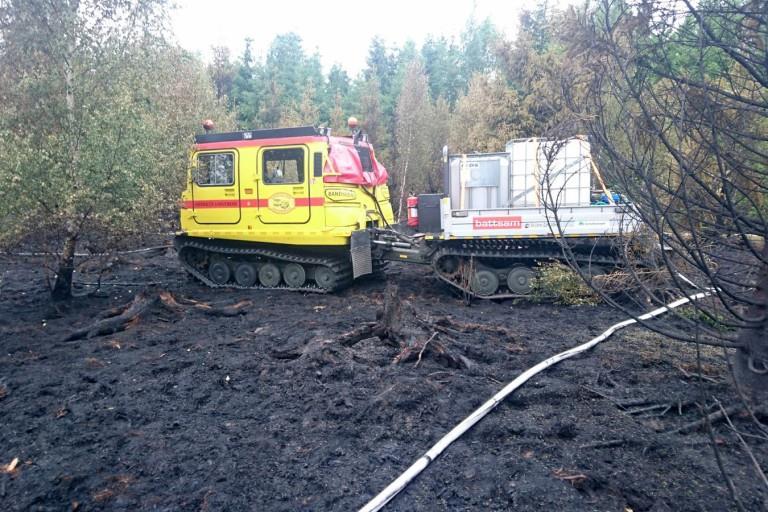 En ovärderlig resurs vid skogsbränderna SILPINGE Fredag 12.49, uppdaterad Fredag 12.59 Foto: Gränslös samverkan Bandvagnen tar sig fram i den eländiga terrängen under branden i Silpinge.