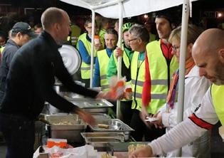 Närmare 400 lampor guppade fram i tystheten genom skogarna mellan Surahammar och Skultuna den