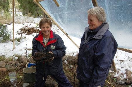 Dendrokronologisk analys av förkolnat trä från arkeologisk utgrävning vid Grannäs i Södra Hälsingland Maud Wedin håller upp det nyuppgrävda fyndet M94C för Gunvor Gustafsson.