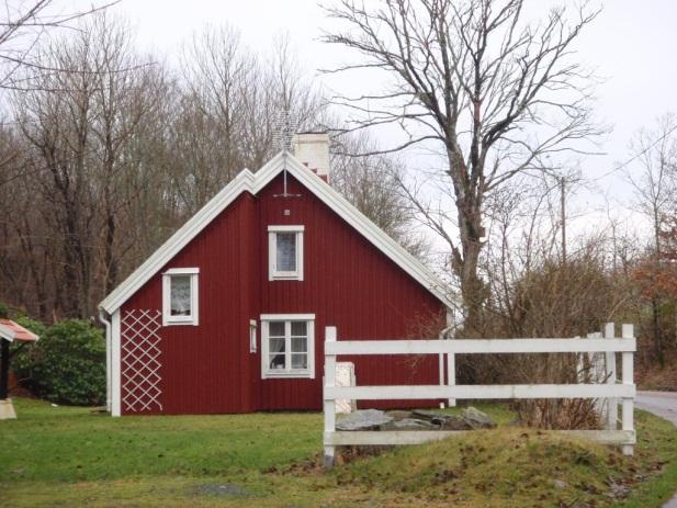 13 (19) 12. Långedalsvägen 11 (Kungälv Marstrand 6:111) Byggnad Markslag Grundläggning Anmärkning 1½-plans villa utan källare Berg Sten Murstock. Inkluderas endast vid pallhöjder på 4 m eller mer. 13.