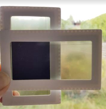 Gör så här Titta genom ett filter ut genom fönstret. 1. Filtret skymmer en del ljus, som ett solglasögon.