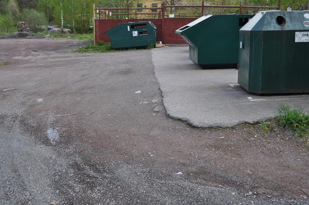 2. Planen vid återvinningsstationen på Industrigatan Planen samt tillfarten vid återvinningstationen är i undermåligt skick med gropar och asfaltskanter. Planen kräver en fast och jämn beläggning.