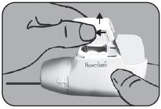 OBS: Vid byte av kassett ska inhalatorn rengöras innan ny kassett sätts i. Se instruktioner för Rengöring nedan. Steg 1: Ta bort skjutlocket på inhalatorn genom att föra det framåt mot munstycket.