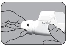 2. ANVÄNDNING: Sammanfattning När du ska använda Novolizer måste du utföra 2 steg efter att du har tagit fram inhalatorn och tagit bort skyddshylsan: Steg 1: Tryck ned den färgade doseringsknappen i