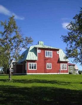 Inom järnvägsområdet ligger två byggnader som ur ett lokalt perspektiv har stora kulturhistoriska värden. De är Järnvägshotellet (arkitekt Folke Zettervall) och hotellet Rallaren.