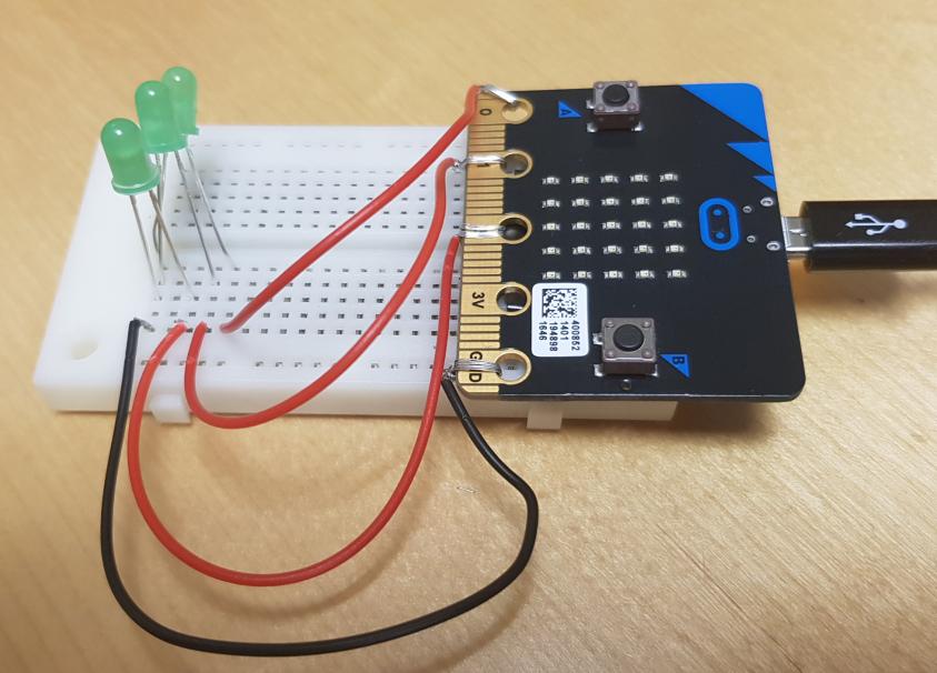 Styra flera lysdioder. Du kan enkelt koppla in och styra upp till tre lysdioder individuellt på en microbit. En till varje pin P0, P1 och P2.