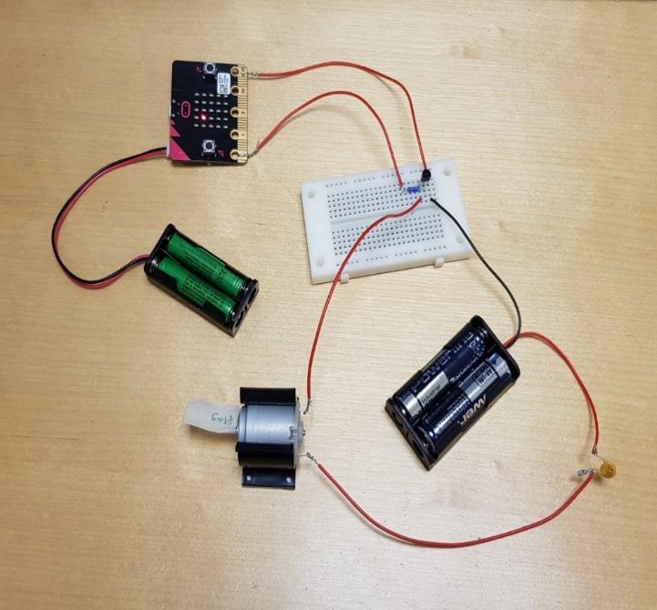 I övningen används: microbit, batterihållare med batterier