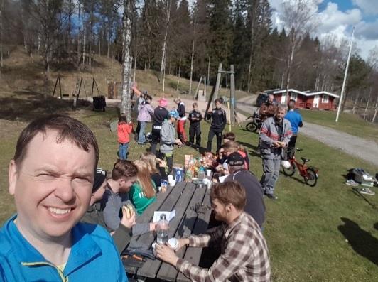 lekplatsen och korset kördes ut av ungdomarna, som även rensade ogräs i vår stora